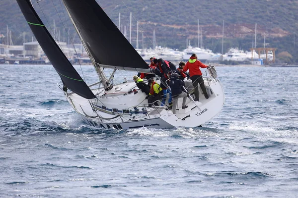 土耳其 Bodrum 2022年2月27日 帆船在爱琴海蓝色水域的大风天气中航行 该水域位于著名度假胜地波鼓市的海岸 — 图库照片