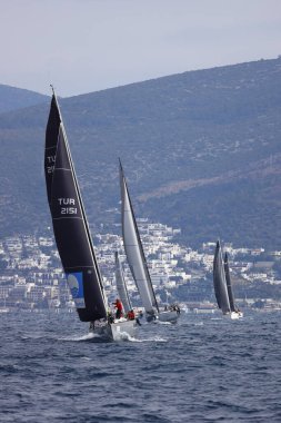 Bodrum, Hindi. 27 Şubat 2022: Yelkenliler Ege Denizi 'nin mavi sularında, ünlü tatil beldesi Bodrum' un kıyılarında rüzgarlı havada yelken açıyorlar..