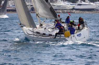 Bodrum, Hindi. 27 Şubat 2022: Yelkenliler Ege Denizi 'nin mavi sularında, ünlü tatil beldesi Bodrum' un kıyılarında rüzgarlı havada yelken açıyorlar..