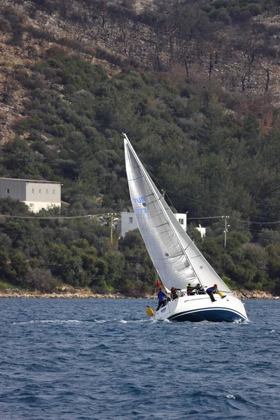 Bodrum Turcja Lutego 2022 Żaglówki Pływają Wietrznej Pogodzie Błękitnych Wodach — Zdjęcie stockowe