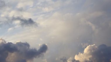 4k zaman geçidi bulutlu güzel mavi gökyüzü. Gökyüzü bulutları.