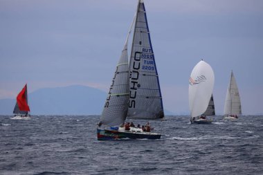Bodrum, Hindi. 27 Şubat 2022: Yelkenliler Ege Denizi 'nin mavi sularında, ünlü tatil beldesi Bodrum' un kıyılarında rüzgarlı havada yelken açıyorlar..