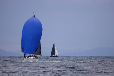 Bodrum, Hindi. 27 Şubat 2022: Yelkenliler Ege Denizi 'nin mavi sularında, ünlü tatil beldesi Bodrum' un kıyılarında rüzgarlı havada yelken açıyorlar..