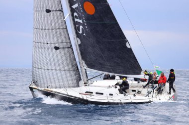 Bodrum, Hindi. 27 Şubat 2022: Yelkenliler Ege Denizi 'nin mavi sularında, ünlü tatil beldesi Bodrum' un kıyılarında rüzgarlı havada yelken açıyorlar..