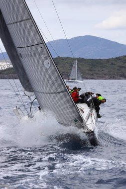Bodrum, Hindi. 27 Şubat 2022: Yelkenliler Ege Denizi 'nin mavi sularında, ünlü tatil beldesi Bodrum' un kıyılarında rüzgarlı havada yelken açıyorlar..