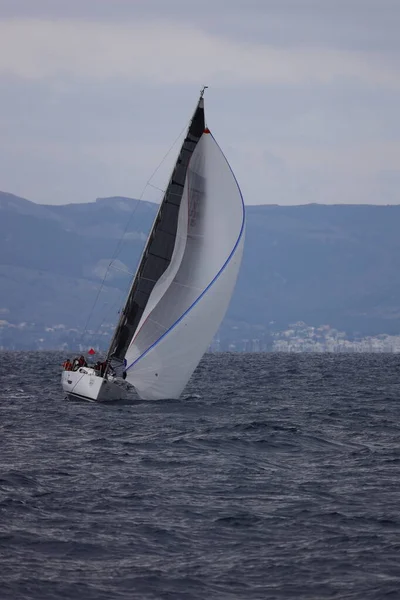 Bodrum Turquia Fevereiro 2022 Veleiros Navegam Tempo Ventoso Nas Águas — Fotografia de Stock