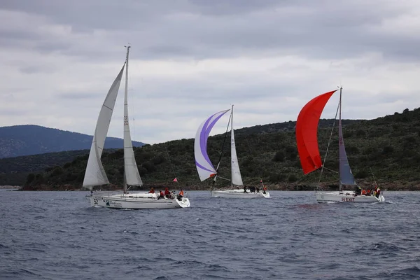 Bodrum Turecko Únor 2022 Plachetnice Plují Větrného Počasí Modrých Vodách — Stock fotografie
