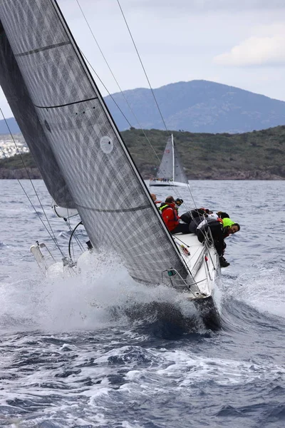 Bodrum, Hindi. 27 Şubat 2022: Yelkenliler Ege Denizi 'nin mavi sularında, ünlü tatil beldesi Bodrum' un kıyılarında rüzgarlı havada yelken açıyorlar..