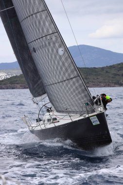 Bodrum, Hindi. 27 Şubat 2022: Yelkenliler Ege Denizi 'nin mavi sularında, ünlü tatil beldesi Bodrum' un kıyılarında rüzgarlı havada yelken açıyorlar..