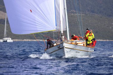 Bodrum, Türkiye, 06 Mart 2022: Geleneksel Türk teknesi veya Gulet denizde seyrediyor. Ege 'nin Bodrum plajı yakınlarındaki Turistik Yelkenliler. 