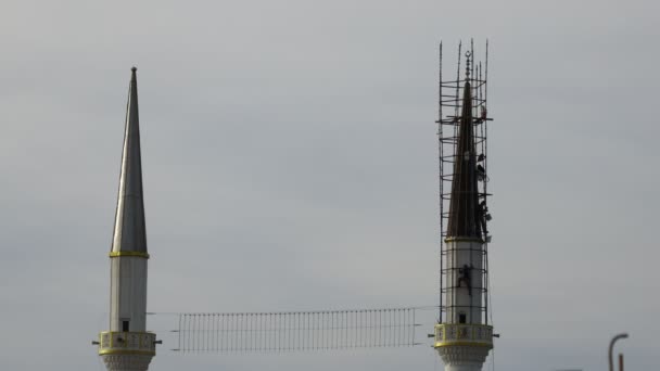 Remont Minaretu Meczetu Przed Miesiącem Ramadan Mistrzowie Pracują Nad Minaretem — Wideo stockowe