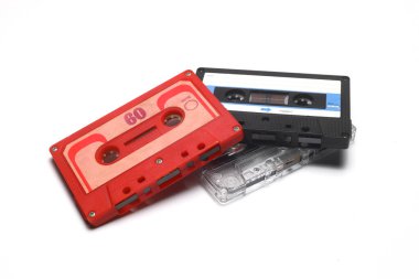 80 'lerden ve 90' lardan kalma kaset kaydı beyaz bir arkaplanda..