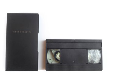 Beyaz arkaplanda boş etiketli siyah VHS video kaseti