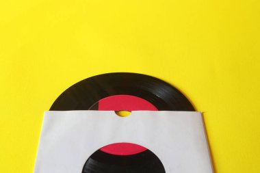 Kollu 45 rpm Vinil Record. Sarı arkaplanda plağı kapat. 