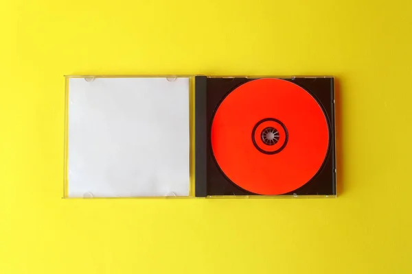 Nahaufnahme Von Compact Discs Über Weißem Hintergrund — Stockfoto