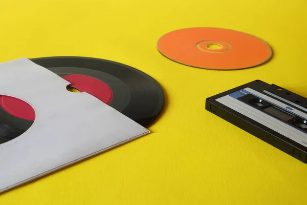 Muzikale Opslagapparaten Kopieerruimte Oude Audiocassettebandjes Compact Disc Vinyl Plaat Gele — Stockfoto