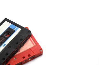 80 'lerden ve 90' lardan kalma kaset kaydı beyaz bir arkaplanda..