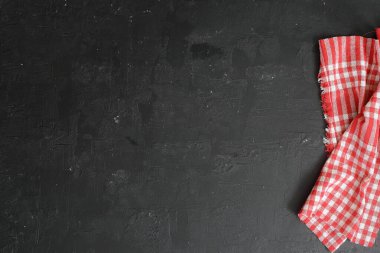 Kırmızı kareli tekstil ile siyah beton arka plan. Tarif için gıda arka planı, yemek malzemeleri ve metin için kopyalama alanı olan restoran tasarımı