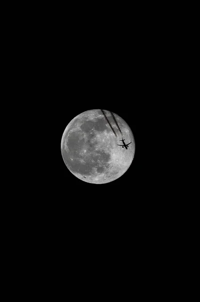 Ένα Αεροπλάνο Πετώντας Κάτω Από Μια Πανσέληνο Νύχτα Έγχρωμη Εικόνα — Φωτογραφία Αρχείου