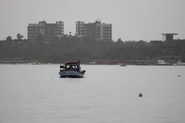 Bodrum, Mugla, Türkiye. 03 Nisan 2022. Çölün tozlu gökyüzünde hafta sonu için yelken açan balıkçılar geri dönüyorlar. Kirli hava yüzünden güneş bile görünmüyor..