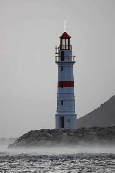 Leuchtturm Inmitten Der Aufsteigenden Wellen Eines Sturms Lodos Turgutreis Bodrum — Stockfoto