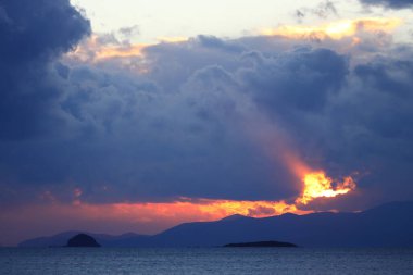 Sahilde gün batımı. Deniz kenti Turgutreis ve muhteşem gün batımları. Seçici Odaklanma.