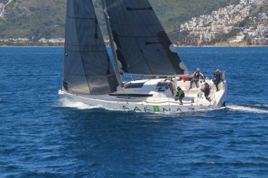 Bodrum, Hindi. 14 Nisan 2019: Yelkenliler Ege Denizi 'nin mavi sularında, ünlü tatil beldesi Bodrum' un kıyılarında rüzgarlı havada yelken açıyor..