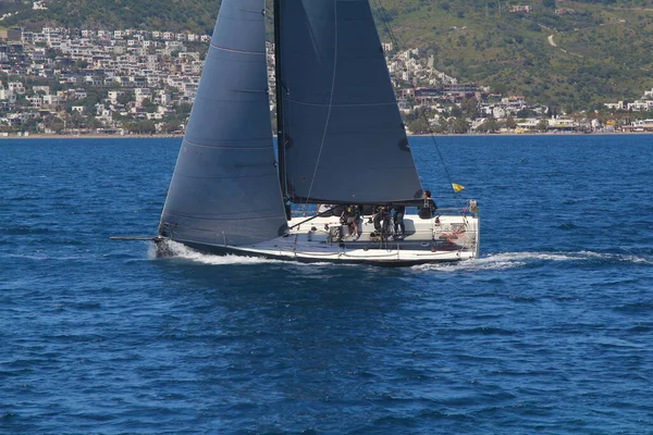 土耳其 Bodrum 2019年4月14日 帆船在爱琴海蓝色水域的大风天气中航行 该水域位于著名度假目的地波鼓市的海岸 — 图库照片