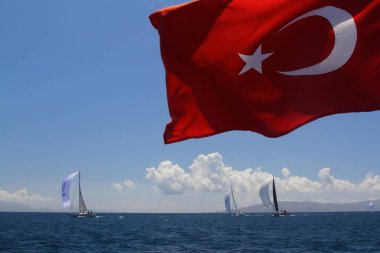 Bodrum, Hindi. 14 Nisan 2019: Yelkenliler Ege Denizi 'nin mavi sularında, ünlü tatil beldesi Bodrum' un kıyılarında rüzgarlı havada yelken açıyor..