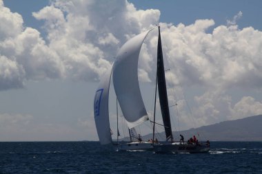 Bodrum, Hindi. 14 Nisan 2019: Yelkenliler Ege Denizi 'nin mavi sularında, ünlü tatil beldesi Bodrum' un kıyılarında rüzgarlı havada yelken açıyor..