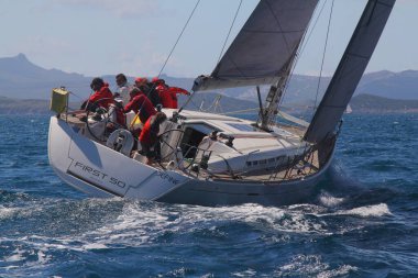 Bodrum, Hindi. 14 Nisan 2019: Yelkenliler Ege Denizi 'nin mavi sularında, ünlü tatil beldesi Bodrum' un kıyılarında rüzgarlı havada yelken açıyor..