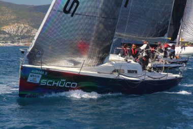 Bodrum, Hindi. 14 Nisan 2019: Yelkenliler Ege Denizi 'nin mavi sularında, ünlü tatil beldesi Bodrum' un kıyılarında rüzgarlı havada yelken açıyor..