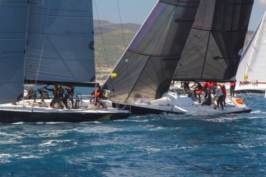 Bodrum, Hindi. 14 Nisan 2019: Yelkenliler Ege Denizi 'nin mavi sularında, ünlü tatil beldesi Bodrum' un kıyılarında rüzgarlı havada yelken açıyor..