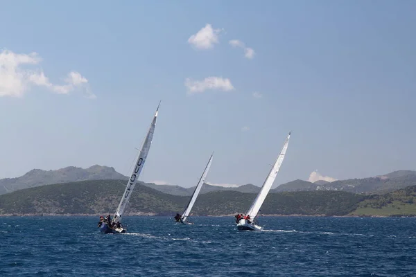 トルコのボドルム 2019年4月14日 エーゲ海の青い海で風の強い天気の中 有名な休日の目的地の海岸で帆船ボドルム — ストック写真