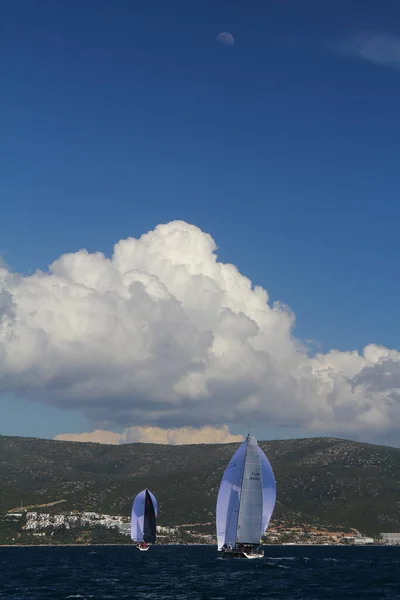 トルコのボドルム 2019年4月14日 エーゲ海の青い海で風の強い天気の中 有名な休日の目的地の海岸で帆船ボドルム — ストック写真