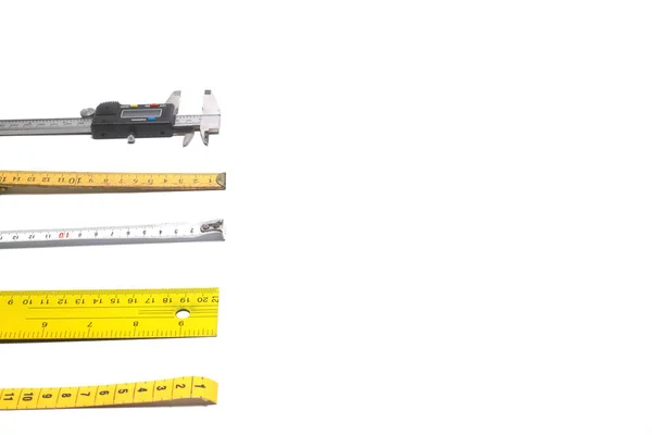 도구인 룰렛이나 통치자를 노란색 줄기의 크기는 센티미터입니다 배경에 고립된 측정기 — 스톡 사진
