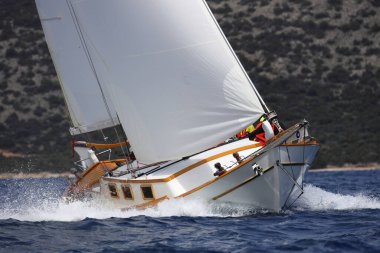 Bir hava dalgası kırma bir yelkenli pruva üzerinde kapat