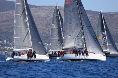 Bodrum, Hindi. 09 Nisan 2022: Yelkenliler Ege Denizi 'nin mavi sularında, ünlü tatil beldesi Bodrum' un kıyılarında rüzgarlı havada yelken açıyor.
