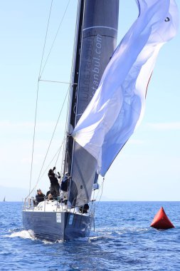 Bodrum, Hindi. 09 Nisan 2022: Yelkenliler Ege Denizi 'nin mavi sularında, ünlü tatil beldesi Bodrum' un kıyılarında rüzgarlı havada yelken açıyor.
