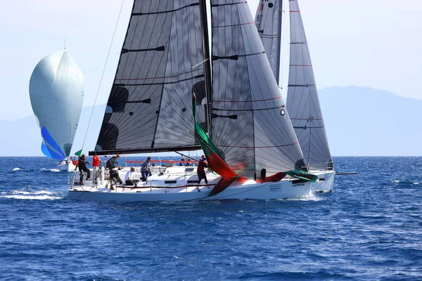 Bodrum Turquia Abril 2022 Veleiros Navegam Tempo Ventoso Nas Águas — Fotografia de Stock