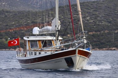 Bodrum, Türkiye, 06 Mart 2022: Geleneksel Türk teknesi veya Gulet denizde seyrediyor. Ege 'nin Bodrum plajı yakınlarındaki Turistik Yelkenliler. 