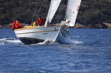 Bodrum, Türkiye, 06 Mart 2022: Geleneksel Türk teknesi veya Gulet denizde seyrediyor. Ege 'nin Bodrum plajı yakınlarındaki Turistik Yelkenliler. 
