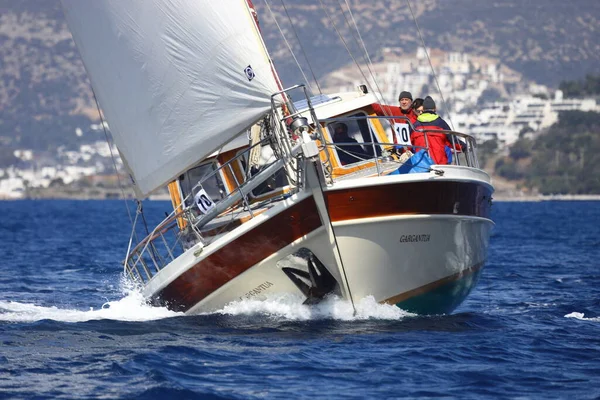 Bodrum, Türkiye, 06 Mart 2022: Geleneksel Türk teknesi veya Gulet denizde seyrediyor. Ege 'nin Bodrum plajı yakınlarındaki Turistik Yelkenliler. 