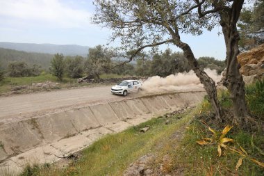 Bodrum, Hindi. 16 Nisan 2022. Türkiye Otomobil Sporları Federasyonu 'nun ilk yarışı olan Shell Helix 2022 Rally Cup' ın sezonu Bodrum 'da gerçekleşti.