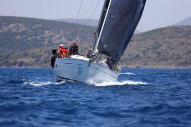 Bodrum, Hindi. 07 Mayıs 2022: Ege Denizi 'nin mavi sularında, ünlü tatil beldesi Bodrum' un kıyılarında yelkenliler rüzgarlı havada yelken açıyor.