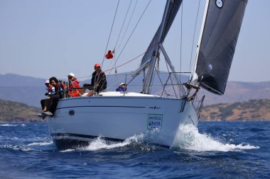 Bodrum, Hindi. 07 Mayıs 2022: Ege Denizi 'nin mavi sularında, ünlü tatil beldesi Bodrum' un kıyılarında yelkenliler rüzgarlı havada yelken açıyor.