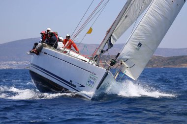 Bodrum, Hindi. 07 Mayıs 2022: Ege Denizi 'nin mavi sularında, ünlü tatil beldesi Bodrum' un kıyılarında yelkenliler rüzgarlı havada yelken açıyor.