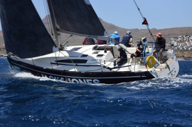 Bodrum, Hindi. 07 Mayıs 2022: Ege Denizi 'nin mavi sularında, ünlü tatil beldesi Bodrum' un kıyılarında yelkenliler rüzgarlı havada yelken açıyor.