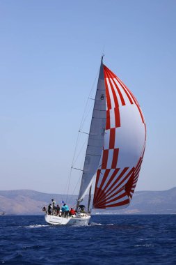 Bodrum, Hindi. 07 Mayıs 2022: Ege Denizi 'nin mavi sularında, ünlü tatil beldesi Bodrum' un kıyılarında yelkenliler rüzgarlı havada yelken açıyor.