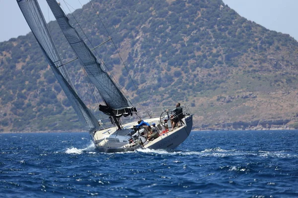 Bodrum, Hindi. 07 Mayıs 2022: Ege Denizi 'nin mavi sularında, ünlü tatil beldesi Bodrum' un kıyılarında yelkenliler rüzgarlı havada yelken açıyor.